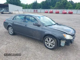 2008 Toyota Avalon XL z VIN 4T1BK36B28U278086, wystawiony jako IAAI lot #42222946 z przebiegiem 230 000 mil mil oraz . Historia ofert i sprzedaży dostępna na DreamBid. Obrazek 1.