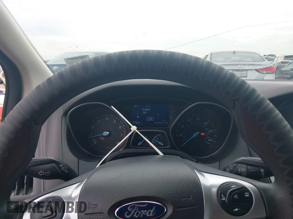 2014 Ford Focus SE z VIN 1FADP3K2XEL170956, wystawiony jako IAAI lot #42480166 z przebiegiem 237 977 mil mil oraz . Historia ofert i sprzedaży dostępna na DreamBid. Obrazek 7.
