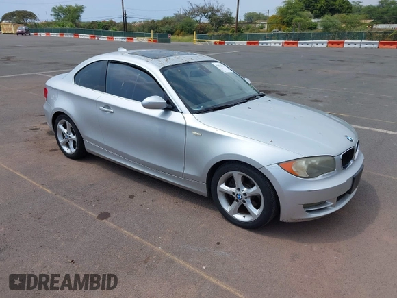 2009 BMW 1 Series 128i z VIN WBAUP73549VK75378, wystawiony jako IAAI lot #41872843 z przebiegiem 77 985 mil mil oraz . Historia ofert i sprzedaży dostępna na DreamBid. Obrazek 1.