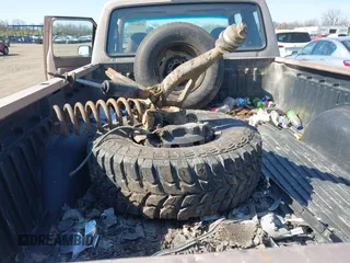 1997 Ford F-250 z VIN 1FTHX25G1VEC11525, wystawiony jako IAAI lot #42063357 z przebiegiem 226 222 mil mil oraz . Historia ofert i sprzedaży dostępna na DreamBid. Obrazek 18.