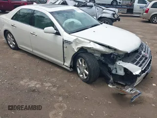 2009 Cadillac STS RWD z VIN 1G6DW67V290167609, wystawiony jako IAAI lot #42112234 z przebiegiem 96 879 mil mil oraz . Historia ofert i sprzedaży dostępna na DreamBid. Obrazek 1.