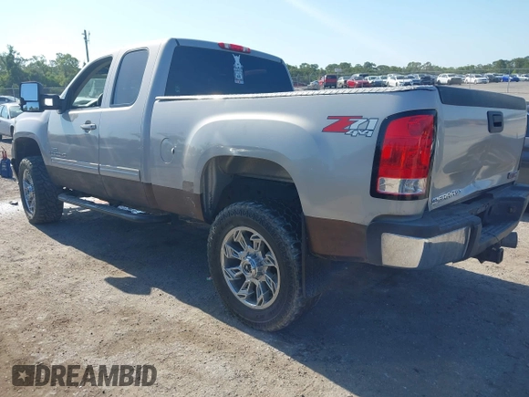 2007 GMC Sierra 2500HD SLT z VIN 1GTHK29667E565320, wystawiony jako IAAI lot #42128165 z przebiegiem 210 268 mil mil oraz . Historia ofert i sprzedaży dostępna na DreamBid. Obrazek 3.