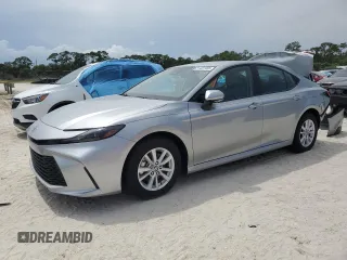 2025 Toyota Camry LE z VIN 4T1DAACK3SU022986, wystawiony jako Copart lot #51407485 z przebiegiem 6 490 mil mil oraz Szkoda całkowita • Salvage title. Historia ofert i sprzedaży dostępna na DreamBid. Obrazek 1.