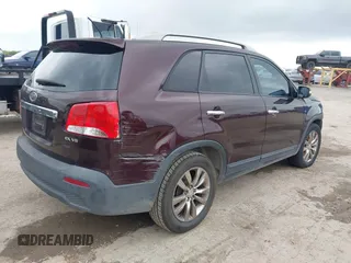 2011 Kia Sorento EX z VIN 5XYKU4A24BG052376, wystawiony jako IAAI lot #42113365 z przebiegiem 171 432 mil mil oraz . Historia ofert i sprzedaży dostępna na DreamBid. Obrazek 4.