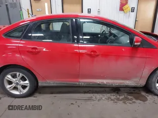 2013 Ford Focus SE z VIN 1FADP3F20DL352710, wystawiony jako IAAI lot #41549408 z przebiegiem 97 460 mil mil oraz . Historia ofert i sprzedaży dostępna na DreamBid. Obrazek 14.