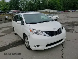 2015 Toyota Sienna LE AAS z VIN 5TDKK3DCXFS590626, wystawiony jako Copart lot #63081115 z przebiegiem 144 933 mil mil oraz Szkoda całkowita • Salvage title. Historia ofert i sprzedaży dostępna na DreamBid. Obrazek 14.