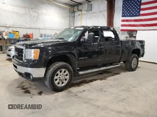 2011 GMC Sierra 2500HD Denali z VIN 1GT120E81BF159591, wystawiony jako Copart lot #58394885 z przebiegiem 157 973 mil mil oraz Nie do naprawy • Non repairable. Historia ofert i sprzedaży dostępna na DreamBid. Obrazek 1.