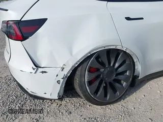 2021 Tesla Model Y Performance z VIN 5YJYGDEFXMF240246, wystawiony jako IAAI lot #42042951 z przebiegiem 76 139 mil mil oraz . Historia ofert i sprzedaży dostępna na DreamBid. Obrazek 6.