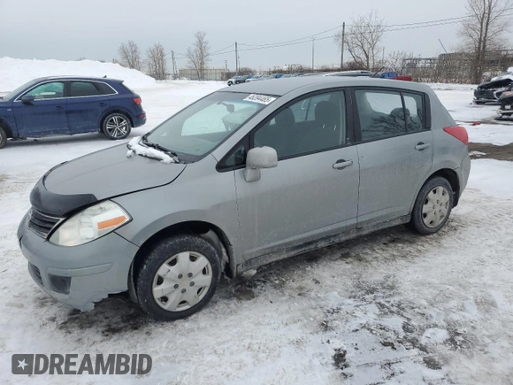 2010 Nissan Versa S z VIN 3N1BC1CP2AL403483, wystawiony jako Copart lot #46394465 z przebiegiem 270 270 mil mil oraz Szkoda całkowita • Salvage title. Historia ofert i sprzedaży dostępna na DreamBid. Obrazek 1.