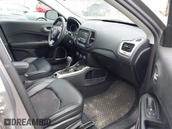 2017 Jeep Compass Latitude z VIN 3C4NJDBB8HT693164, wystawiony jako IAAI lot #42256210 z przebiegiem 52 130 mil mil oraz . Historia ofert i sprzedaży dostępna na DreamBid. Obrazek 5.