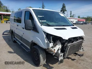 2017 Ford Transit z VIN 1FTYR1ZM0HKA99858, wystawiony jako IAAI lot #42304456 z przebiegiem 123 822 mil mil oraz . Historia ofert i sprzedaży dostępna na DreamBid. Obrazek 1.