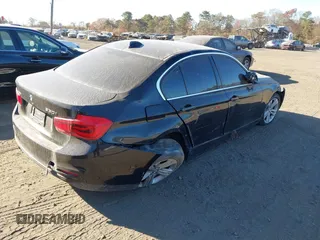2018 BMW 3 Series 330i xDrive z VIN WBA8D9C51JEM33122, wystawiony jako IAAI lot #40811372 z przebiegiem 48 461 mil mil oraz . Historia ofert i sprzedaży dostępna na DreamBid. Obrazek 4.