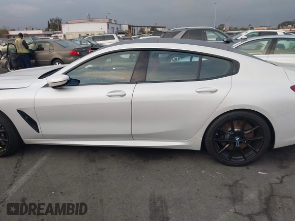 2023 BMW 8 Series 840i z VIN WBAGV2C02PCL77961, wystawiony jako IAAI lot #41156644 z przebiegiem 7059 mil mil oraz . Historia ofert i sprzedaży dostępna na DreamBid. Obrazek 14.