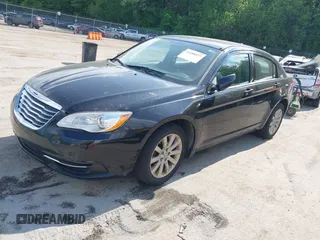 2013 Chrysler 200 Touring z VIN 1C3CCBBB1DN546558, wystawiony jako IAAI lot #42188477 z przebiegiem 164 678 mil mil oraz . Historia ofert i sprzedaży dostępna na DreamBid. Obrazek 2.