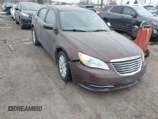 2013 Chrysler 200 Touring z VIN 1C3CCBBB0DN570432, wystawiony jako IAAI lot #41566127 z przebiegiem 167 300 mil mil oraz . Historia ofert i sprzedaży dostępna na DreamBid. Obrazek 1.