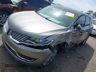 2016 Lincoln MKX Reserve z VIN 2LMTJ6LR7GBL60933, wystawiony jako IAAI lot #41825883 z przebiegiem 148 855 mil mil oraz . Historia ofert i sprzedaży dostępna na DreamBid. Obrazek 2.