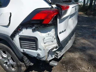 2021 Toyota RAV4 XLE z VIN 2T3W1RFV5MW118836, wystawiony jako IAAI lot #42031596 z przebiegiem 56 712 mil mil oraz . Historia ofert i sprzedaży dostępna na DreamBid. Obrazek 6.