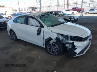 2022 Kia Forte LXS z VIN 3KPF24AD2NE425361, wystawiony jako IAAI lot #42004084 z przebiegiem 61 465 mil mil oraz . Historia ofert i sprzedaży dostępna na DreamBid. Obrazek 1.