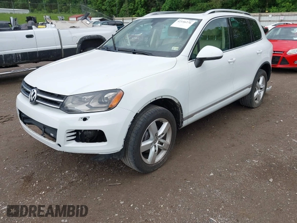 2013 Volkswagen Touareg Exec z VIN WVGEF9BP5DD005322, wystawiony jako IAAI lot #42146276 z przebiegiem 154 498 mil mil oraz . Historia ofert i sprzedaży dostępna na DreamBid. Obrazek 2.