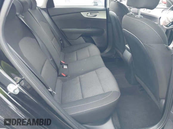 2024 Kia Forte LXS z VIN 3KPF24AD5RE704650, wystawiony jako IAAI lot #42288244 z przebiegiem 26 077 mil mil oraz . Historia ofert i sprzedaży dostępna na DreamBid. Obrazek 8.
