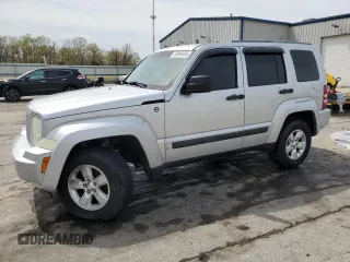2012 Jeep Liberty Sport z VIN 1C4PJMAK7CW158467, wystawiony jako Copart lot #53986695 z przebiegiem 137 289 mil mil oraz Szkody całkowita. Historia ofert i sprzedaży dostępna na DreamBid. Obrazek 1.