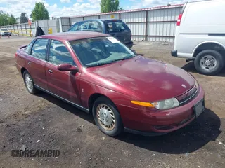 2002 Saturn LS z VIN 1G8JS54F32Y553105, wystawiony jako IAAI lot #42237383 z przebiegiem 107 385 mil mil oraz . Historia ofert i sprzedaży dostępna na DreamBid. Obrazek 1.