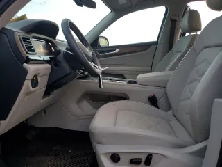 2025 Volkswagen Atlas SE with VIN 1V2DR2CA8SC523693, listed as a Copart auction lot 51173005 with 3,988 mi miles and Salvage title. Bid and sale history available at DreamBid. Image 7.