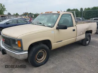 1995 GMC Sierra 3500 z VIN 1GTGC34K2SE536473, wystawiony jako IAAI lot #42487739 z przebiegiem 81 910 mil mil oraz . Historia ofert i sprzedaży dostępna na DreamBid. Obrazek 2.