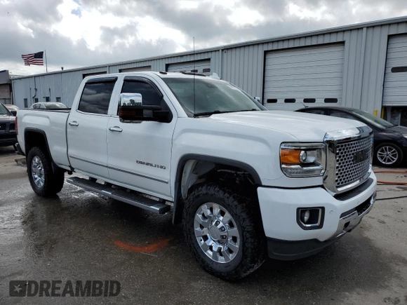 2016 GMC Sierra 2500HD Denali z VIN 1GT12UE84GF272949, wystawiony jako Copart lot #50641015 z przebiegiem 270 501 mil mil oraz Szkoda całkowita • Salvage title. Historia ofert i sprzedaży dostępna na DreamBid. Obrazek 4.