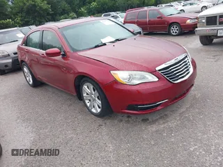 2012 Chrysler 200 Touring z VIN 1C3CCBBB6CN180868, wystawiony jako IAAI lot #42297048 z przebiegiem 110 213 mil mil oraz . Historia ofert i sprzedaży dostępna na DreamBid. Obrazek 1.