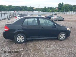 2009 Nissan Versa 1.6 z VIN 3N1CC11E29L453804, wystawiony jako IAAI lot #42447783 z przebiegiem 62 781 mil mil oraz . Historia ofert i sprzedaży dostępna na DreamBid. Obrazek 13.