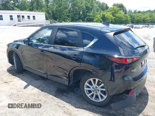 2023 Mazda CX-5 S Carbon Edition z VIN JM3KFBCMXP0201665, wystawiony jako IAAI lot #39965378 z przebiegiem 29 105 mil mil oraz . Historia ofert i sprzedaży dostępna na DreamBid. Obrazek 3.