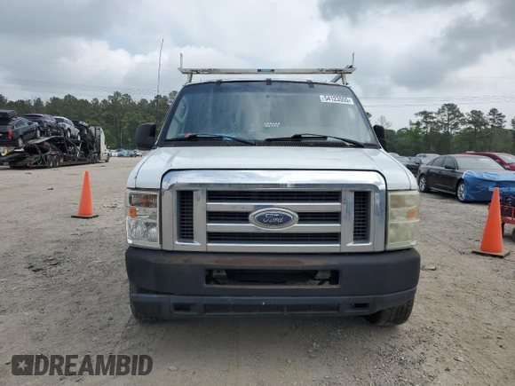 2013 Ford Econoline Cargo Commercial z VIN 1FTNE2EW9DDA45520, wystawiony jako Copart lot #54123555 z przebiegiem 236 945 mil mil oraz Szkody całkowita. Historia ofert i sprzedaży dostępna na DreamBid. Obrazek 5.