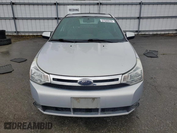 2008 Ford Focus SE z VIN 1FAHP33NX8W147139, wystawiony jako Copart lot #57520415 z przebiegiem 151 852 mil mil oraz Szkoda całkowita • Salvage title. Historia ofert i sprzedaży dostępna na DreamBid. Obrazek 5.
