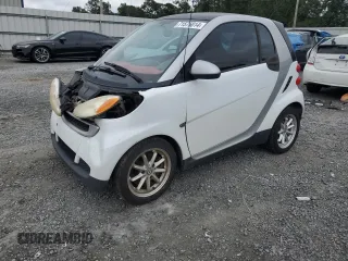 2009 Smart fortwo Pure z VIN WMEEJ31X19K250107, wystawiony jako Copart lot #71576014 z przebiegiem 93 792 mil mil oraz Szkoda całkowita • Salvage title. Historia ofert i sprzedaży dostępna na DreamBid. Obrazek 1.