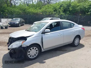 2013 Nissan Versa S Plus z VIN 3N1CN7AP8DL859478, wystawiony jako IAAI lot #42098071 z przebiegiem 107 941 mil mil oraz . Historia ofert i sprzedaży dostępna na DreamBid. Obrazek 16.