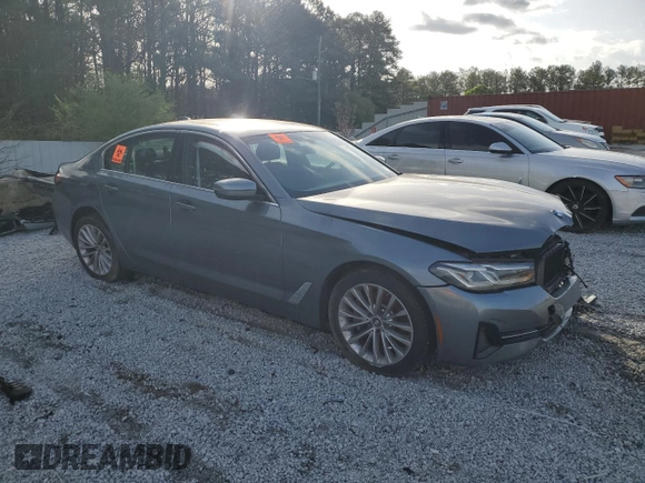 2021 BMW 5 Series 530i z VIN WBA53BH08MCF44747, wystawiony jako Copart lot #49928735 z przebiegiem Nie podano mil oraz Czysty tytuł • Clean title. Historia ofert i sprzedaży dostępna na DreamBid. Obrazek 4.