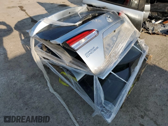 2023 Toyota Corolla Cross L z VIN 7MUAAAAG0PV064006, wystawiony jako Copart lot #57481625 z przebiegiem Nie podano mil oraz Nie do naprawy • Non repairable. Historia ofert i sprzedaży dostępna na DreamBid. Obrazek 13.