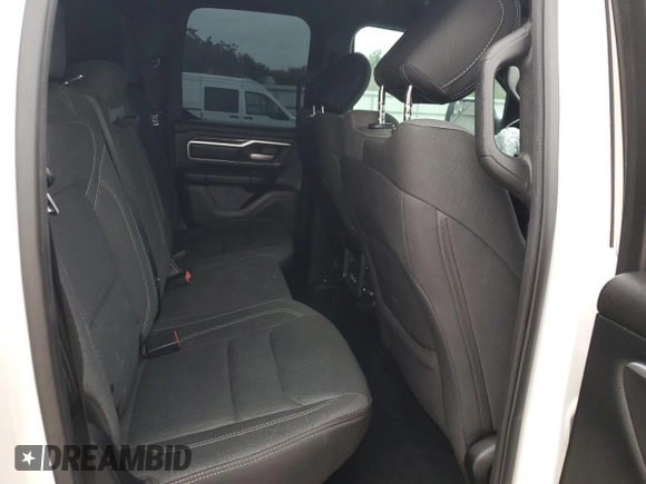 2019 Ram 1500 Big Horn z VIN 1C6RREBT1KN666072, wystawiony jako Copart lot #55610935 z przebiegiem 146 360 mil mil oraz Czysty tytuł • Clean title. Historia ofert i sprzedaży dostępna na DreamBid. Obrazek 10.