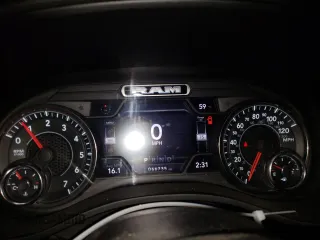 2021 Ram 1500 Big Horn z VIN 1C6SRFFT1MN804715, wystawiony jako Copart lot #59614715 z przebiegiem 66 735 mil mil oraz Czysty tytuł • Clean title. Historia ofert i sprzedaży dostępna na DreamBid. Obrazek 9.