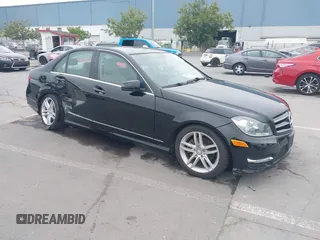 2013 Mercedes-Benz C 250 Sport z VIN WDDGF4HB6DA783387, wystawiony jako IAAI lot #42169798 z przebiegiem 69 168 mil mil oraz . Historia ofert i sprzedaży dostępna na DreamBid. Obrazek 1.