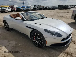 2020 Aston Martin DB11 z VIN SCFRMFCWXLGM09361, wystawiony jako Copart lot #80071914 z przebiegiem 10 972 mil mil oraz Szkody całkowita. Historia ofert i sprzedaży dostępna na DreamBid. Obrazek 4.