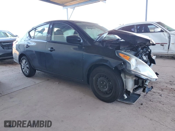 2017 Nissan Versa S z VIN 3N1CN7AP8HL905476, wystawiony jako Copart lot #56477485 z przebiegiem 103 508 mil mil oraz Szkoda całkowita • Salvage title. Historia ofert i sprzedaży dostępna na DreamBid. Obrazek 4.