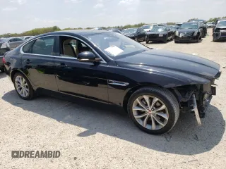 2019 Jaguar XF 25t Premium with VIN SAJBD4FXXKCY81432, listed as a Copart auction lot 62196333 with 33,572 mi miles. Bid and sale history available at carsss.com. Image 4.