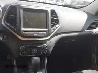 2016 Jeep Cherokee Latitude with VIN 1C4PJLCBXGW284156, listed as a IAAI auction lot 42264152 with 117,327 mi miles and . Bid and sale history available at DreamBid. Image 18.