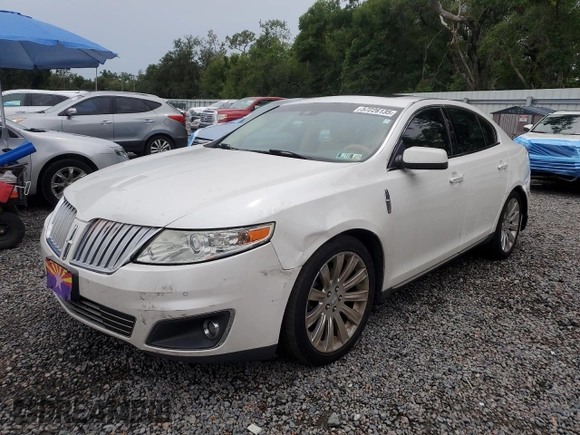 2011 Lincoln MKS z VIN 1LNHL9DRXBG609478, wystawiony jako Copart lot #57226135 z przebiegiem 178 372 mil mil oraz Szkoda całkowita • Salvage title. Historia ofert i sprzedaży dostępna na DreamBid. Obrazek 1.