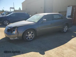 2006 Cadillac DTS 1SD z VIN 1G6KD57Y76U179888, wystawiony jako Copart lot #47218125 z przebiegiem 181 683 mil mil oraz Szkody całkowita. Historia ofert i sprzedaży dostępna na DreamBid. Obrazek 1.