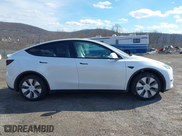 2024 Tesla Model Y with VIN 7SAYGDED2RF089010, listed as a IAAI auction lot 41630222 with 18,366 mi miles and . Bid and sale history available at carsss.com. Image 13.