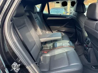 2013 BMW X6 xDrive50i z VIN 5UXFG8C54DL591836, wystawiony jako Copart lot #55171145 z przebiegiem 67 178 mil mil oraz Czysty tytuł • Clean title. Historia ofert i sprzedaży dostępna na DreamBid. Obrazek 6.
