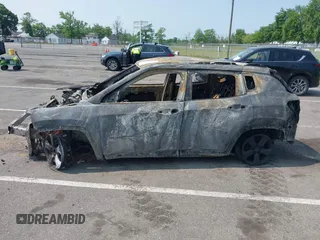 2019 Jeep Compass Altitude z VIN 3C4NJDBB7KT686116, wystawiony jako IAAI lot #42420183 z przebiegiem Nie podano mil oraz . Historia ofert i sprzedaży dostępna na DreamBid. Obrazek 13.